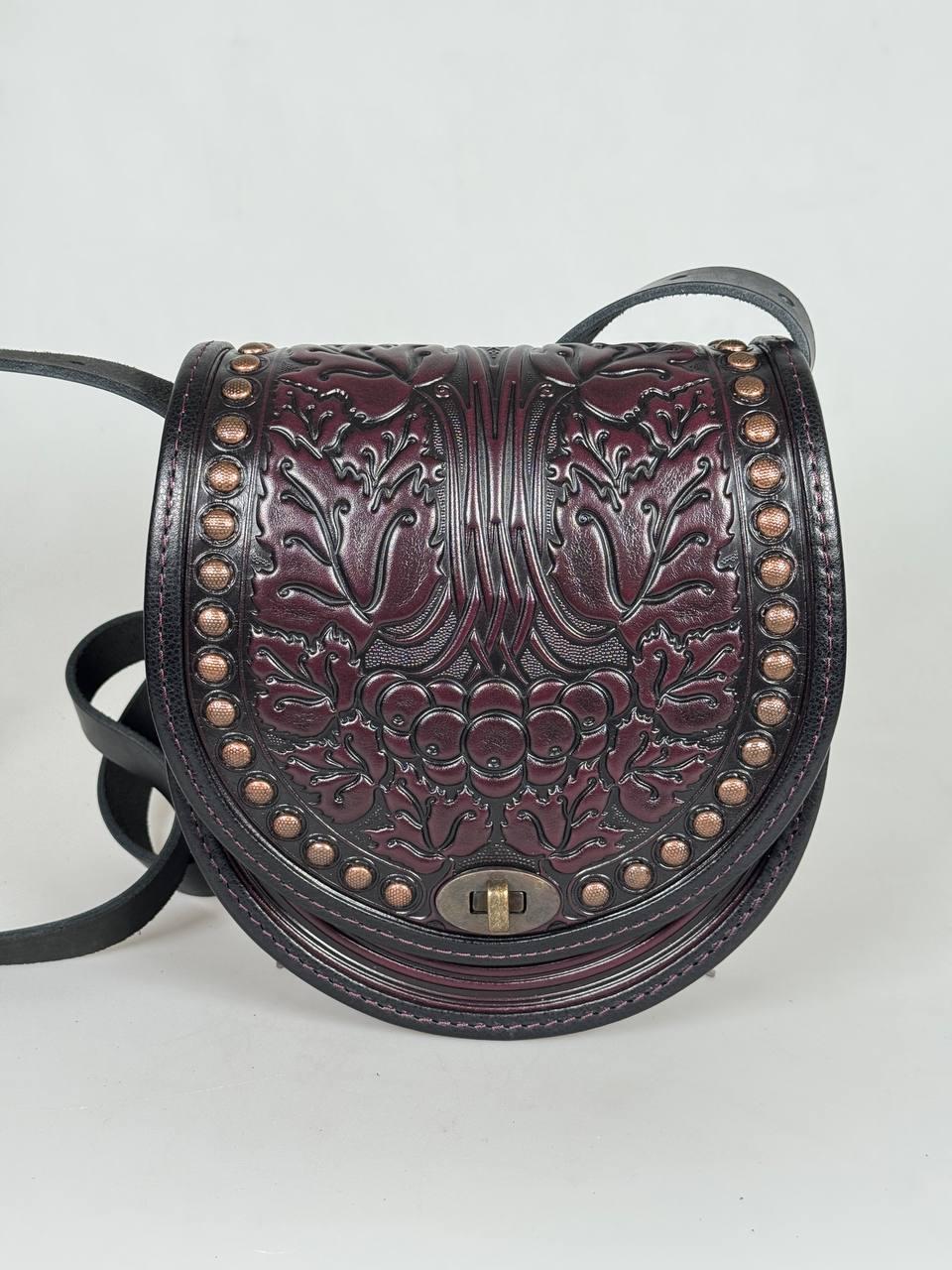 Жіноча шкіряна сумка ручної роботи з тисненим орнаментом «Калина» фіолетово-чорна сумка з металом з натуральної шкіри, 20*21*8 см, фото 1