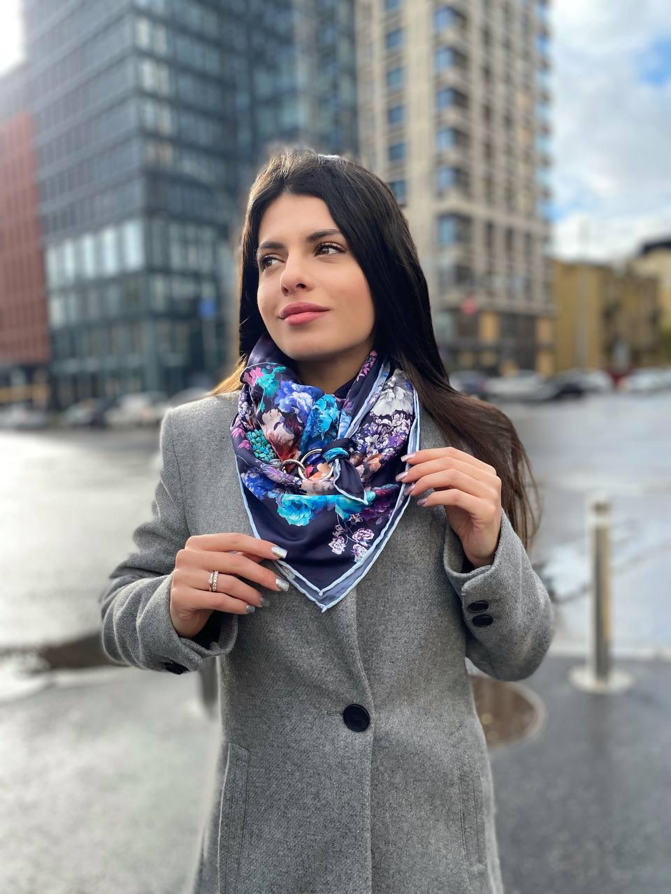 Дизайнерська шовкова хустка My Scarf "Чарівний сад" 90 на 90 см, оздоблена камінням, фото 1