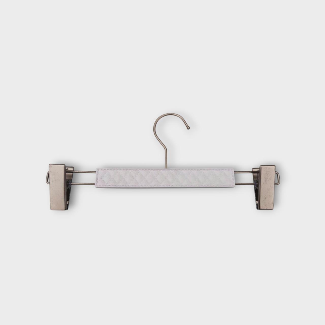 Плічки вішалки з хромованими прищіпками і гачком 30 см білі шкіряні з тремпеля для штанів і спідниць  уп.5 шт, фото 1