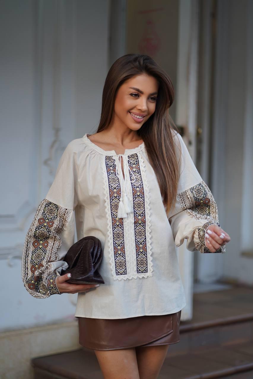 Жіноча блузка вишиванка з геометричним орнаментом хрестиком світло-бежева