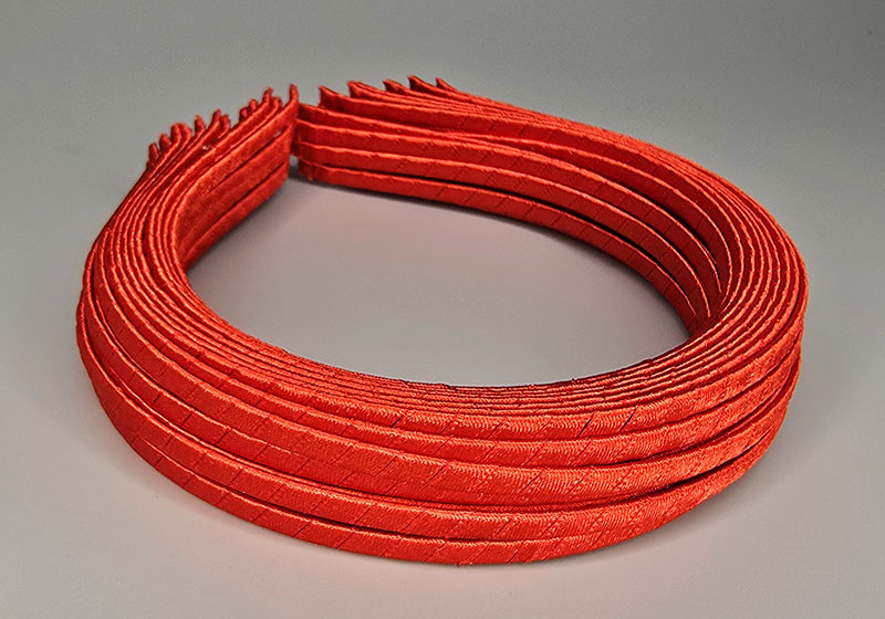 Обруч металевий із червоною атласною стрічкою 5 мм