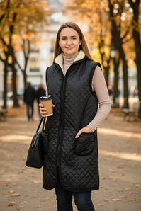 Безрукавка подовжена з коміром та вирізом