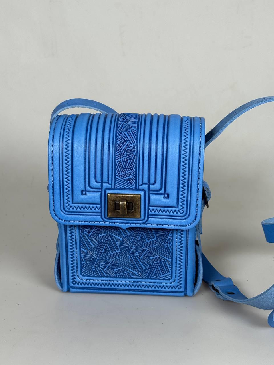 Шкіряна сумка блакитного кольору ручної роботи з тисненням “Ескіз”, 18×13×6 см, фото 1