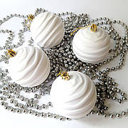 Новорічні кулі оксамитові білі 8 см — набір ялинкових прикрас