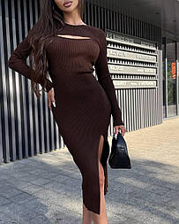 Жіноча трикотажна облягаюча сукня міді з розрізом і вирізом на грудях