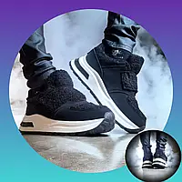 Жіночі зимові кросівки чорні з хутром тедді на липучці теплі на білій підошві