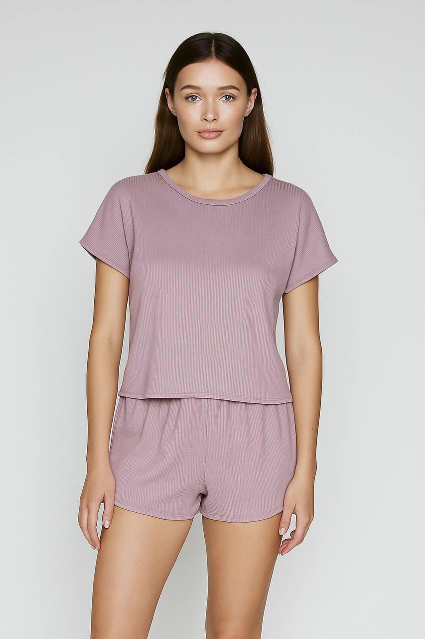Комплект футболки та шорти пудрового кольору.