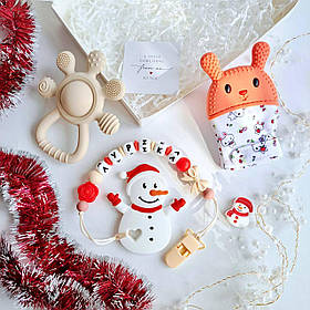 Подарунок для дівчинки із іменною іграшкою гризунком Сніговик (червоний) на Новорічні свята