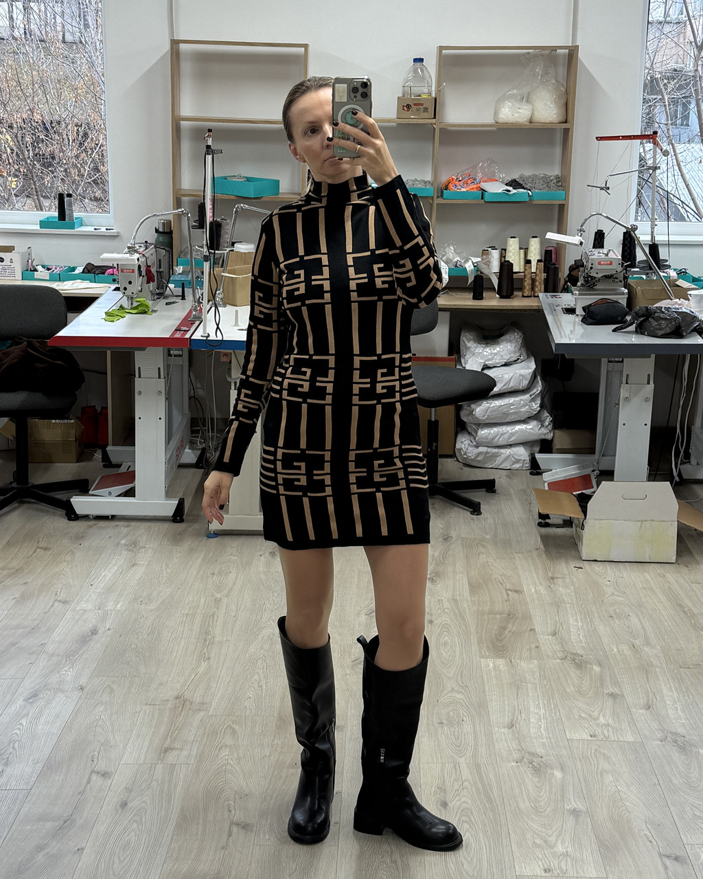 Жіноча тепла сукня чорна з бежевим принтом, фото 1