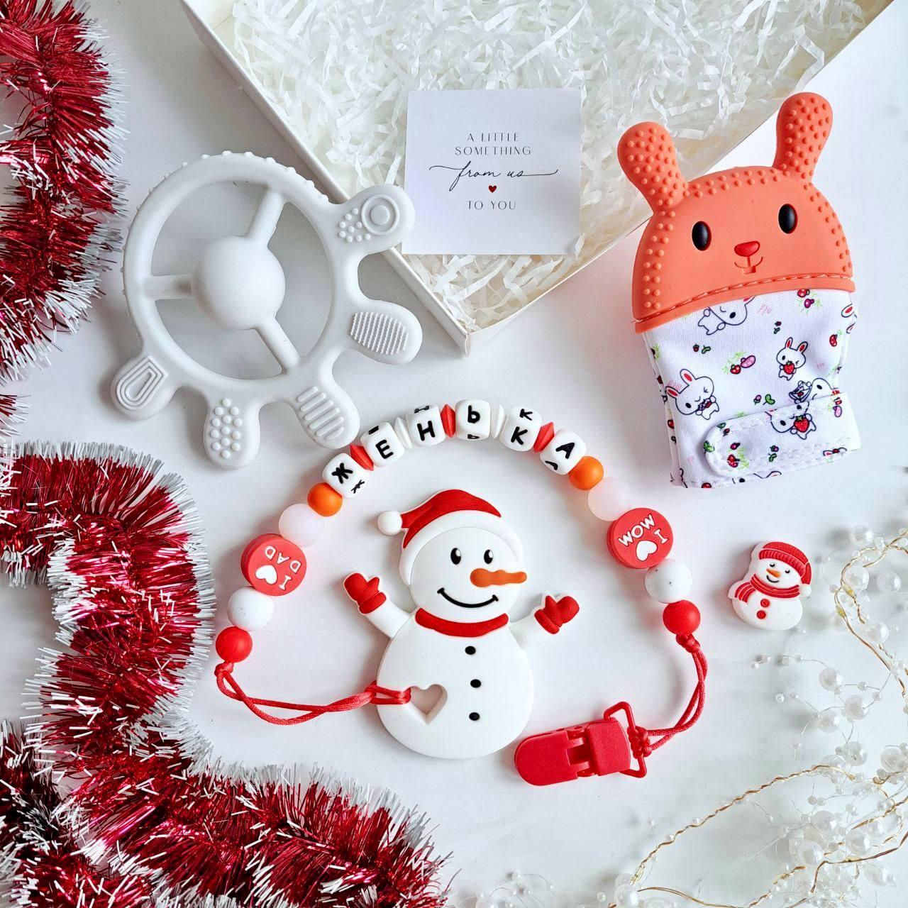 Подарунок для дівчинки, для хлопчика з іменною іграшкою гризунком Сніговик (червоний) на Новорічні свята, фото 1
