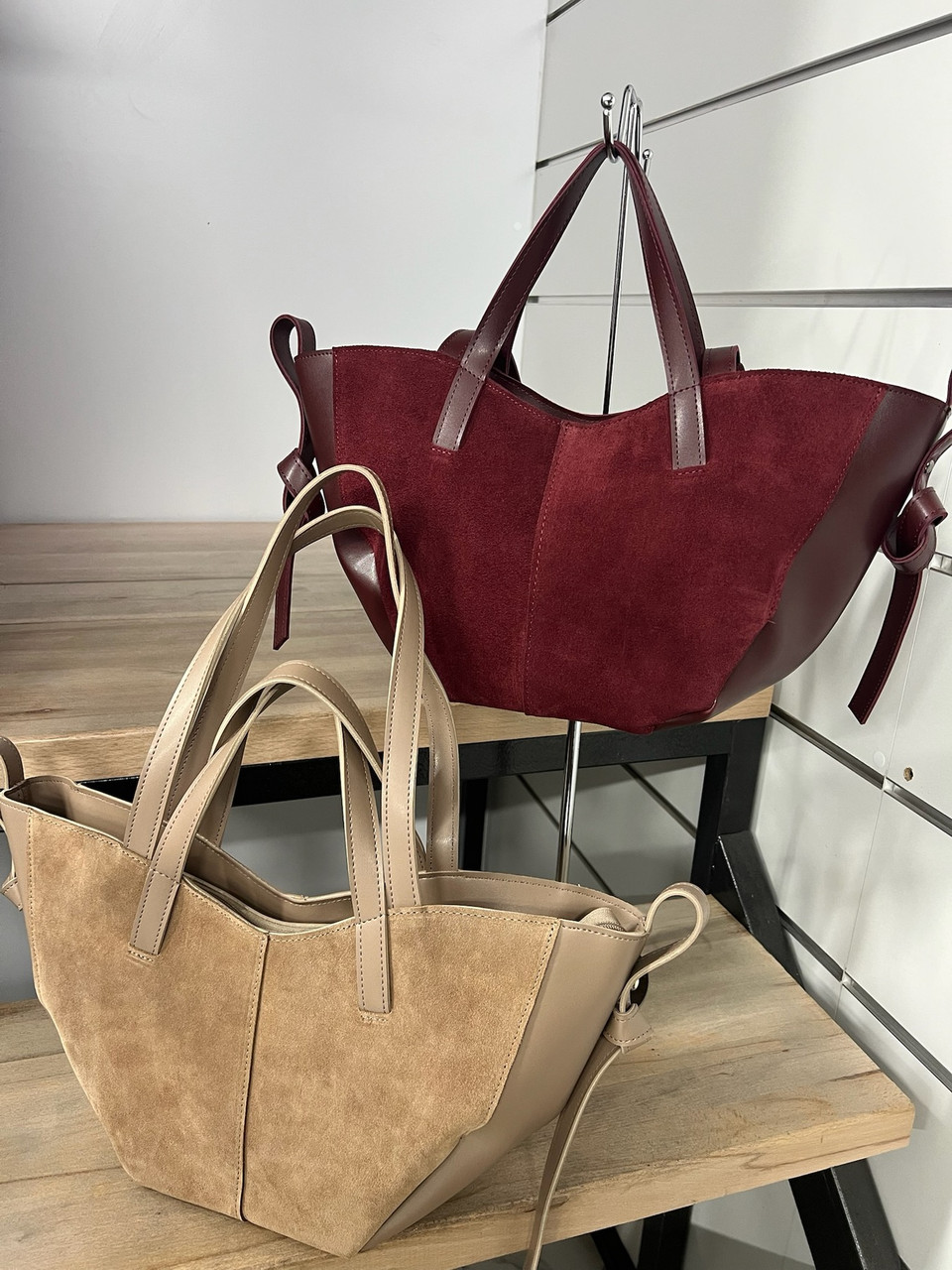 Жіноча сумка замшева трапеція 23*16 см на блискавці з натуральної замші та штучної шкіри Nata Різні кольори, фото 1