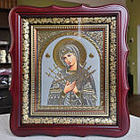 Ікона Пресвята Богородиця Семистрільна під срібло в темному фігурному дерев'яному кіоті під склом, розмір26*23, фото 3