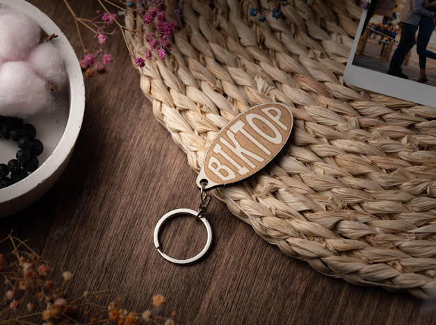 Брелок дерев'яний. ВІКТОР. 60х30мм