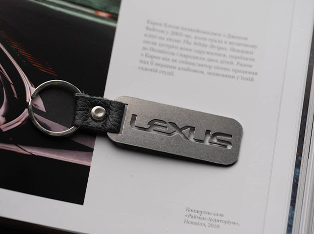 Брелок металевий. Lexus. 10х2,5см