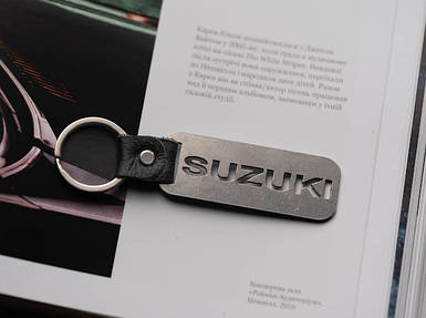 Брелок металевий. Suzuki. 10х2,5см