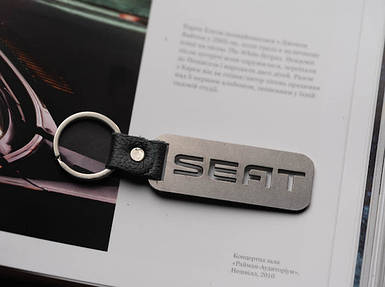 Брелок металевий. Seat. 10х2,5см