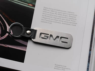 Брелок металевий. GMC. 10х2,5см