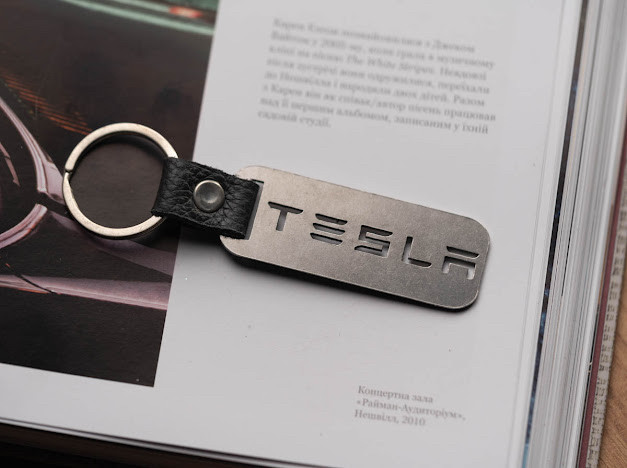 Брелок металевий. Tesla. 10х2,5см