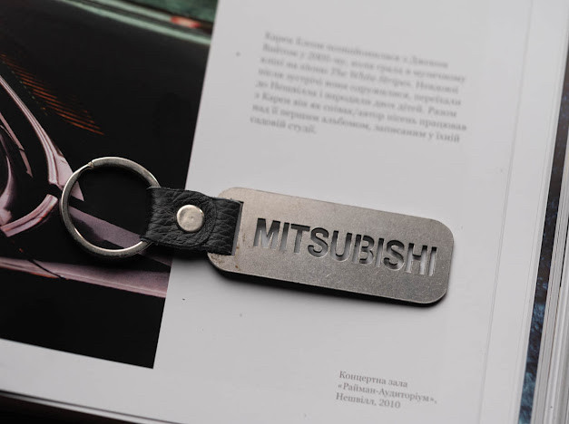 Брелок металевий. Mitsubishi. 10х2,5см