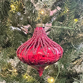 Ялинкова скляна прикраса 10 см фігурна червоного кольору з декором з бісеру