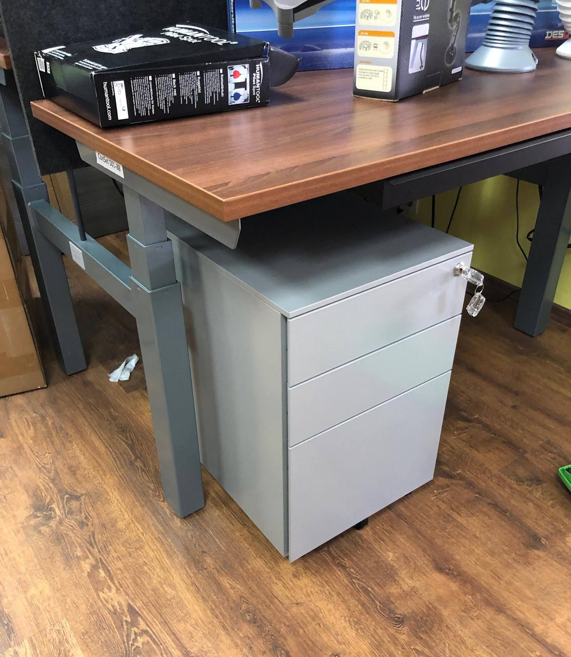 ТУМБА ОФІСНА AOKE, МЕТАЛІЧНА із ЗАМКОМ (на всі 3 ящики), МОБІЛЬНА на РОЛИКАХ, Сіра, фото 1