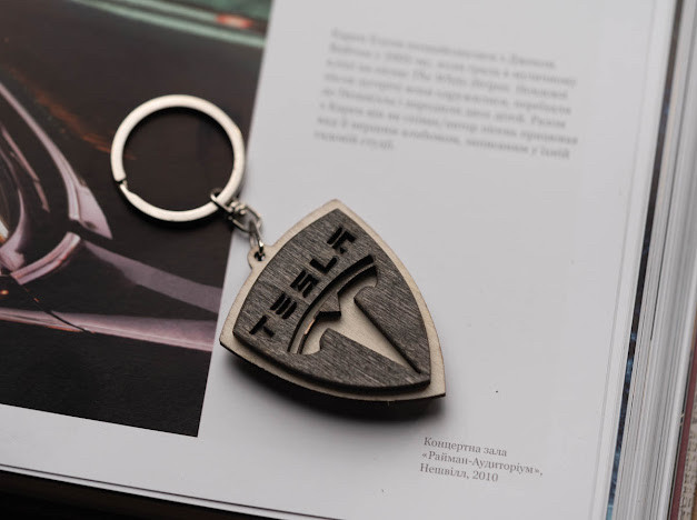 Брелок дерев'яний Tesla. 5.5см
