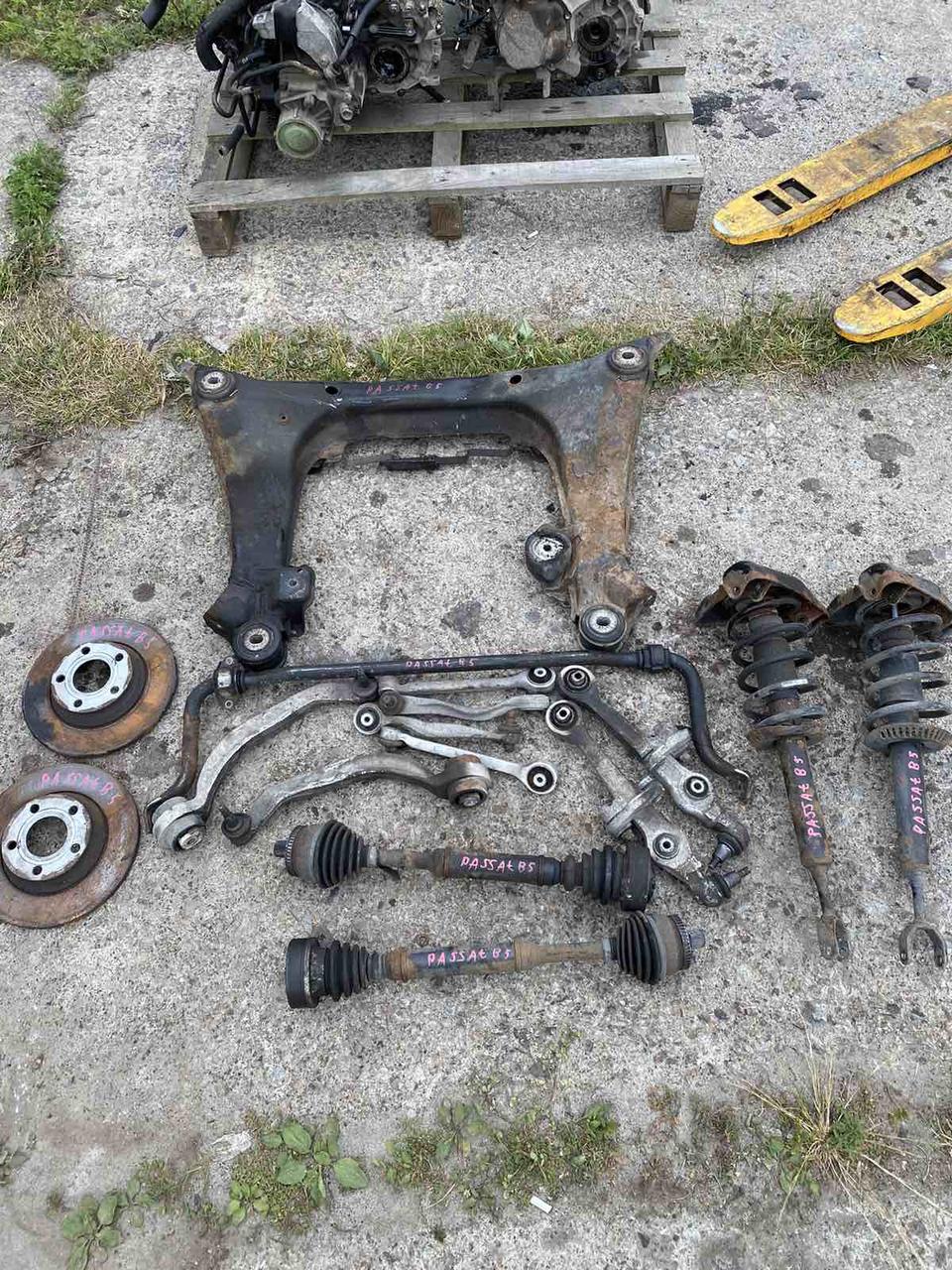 Вітаю зацікавлених на авто розборці Чемпіон !!!<br />
 Предметом оголошення є&nbsp;Амортизатор Передній Passat B5&nbsp;<br />
 Ціна вказана за ГОЛИЙ амортизато<br />
 Комплект (аморт+пружина+опорний) 750грн<br />
 Фактичний стан на фото. Гарантія 14 днів на встановлення та перевірку<br />
 Висилаємо по всій Україні по передоплаті на транспортні витрати!<br />
 Наявність та асортимент на складі постійно змінюються.<br />
 Точні деталі уточняйте по телефону +380973363743 — фото 3