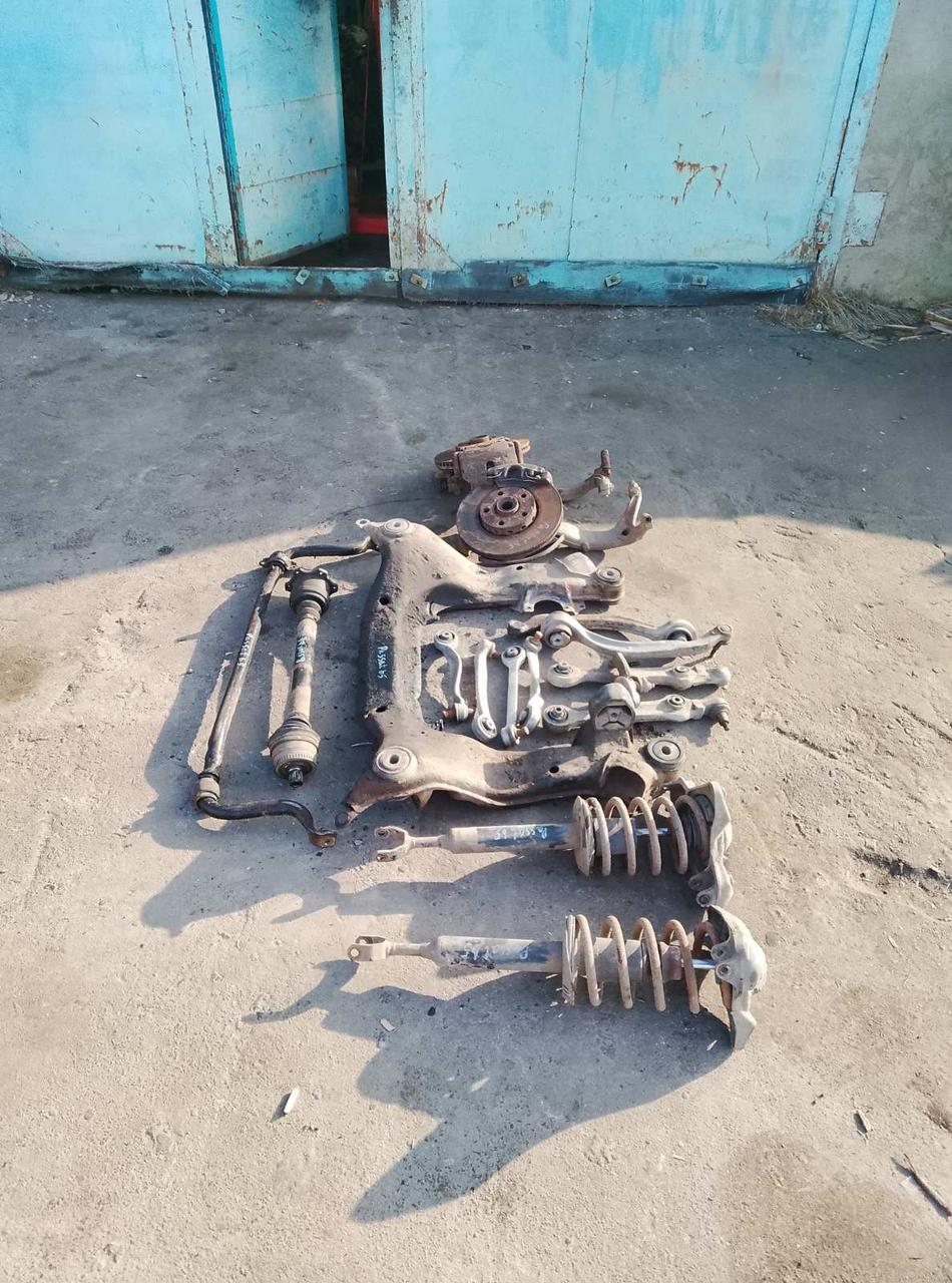 Вітаю зацікавлених на авто розборці Чемпіон !!!<br />
 Предметом оголошення є&nbsp;Пружина Передня Passat B5 8D0411105AS 8D0411105AP<br />
 Ціна вказана за одну ПРУЖИНУ!<br />
 Комплек ( аморт+пружина+опорний) - 750грн<br />
 Фактичний стан на фото. Гарантія 14 днів на встановлення та перевірку<br />
 Висилаємо по всій Україні по передоплаті на транспортні витрати!<br />
 Наявність та асортимент на складі постійно змінюються.<br />
 Точні деталі уточняйте по телефону +380973363743 — фото 1