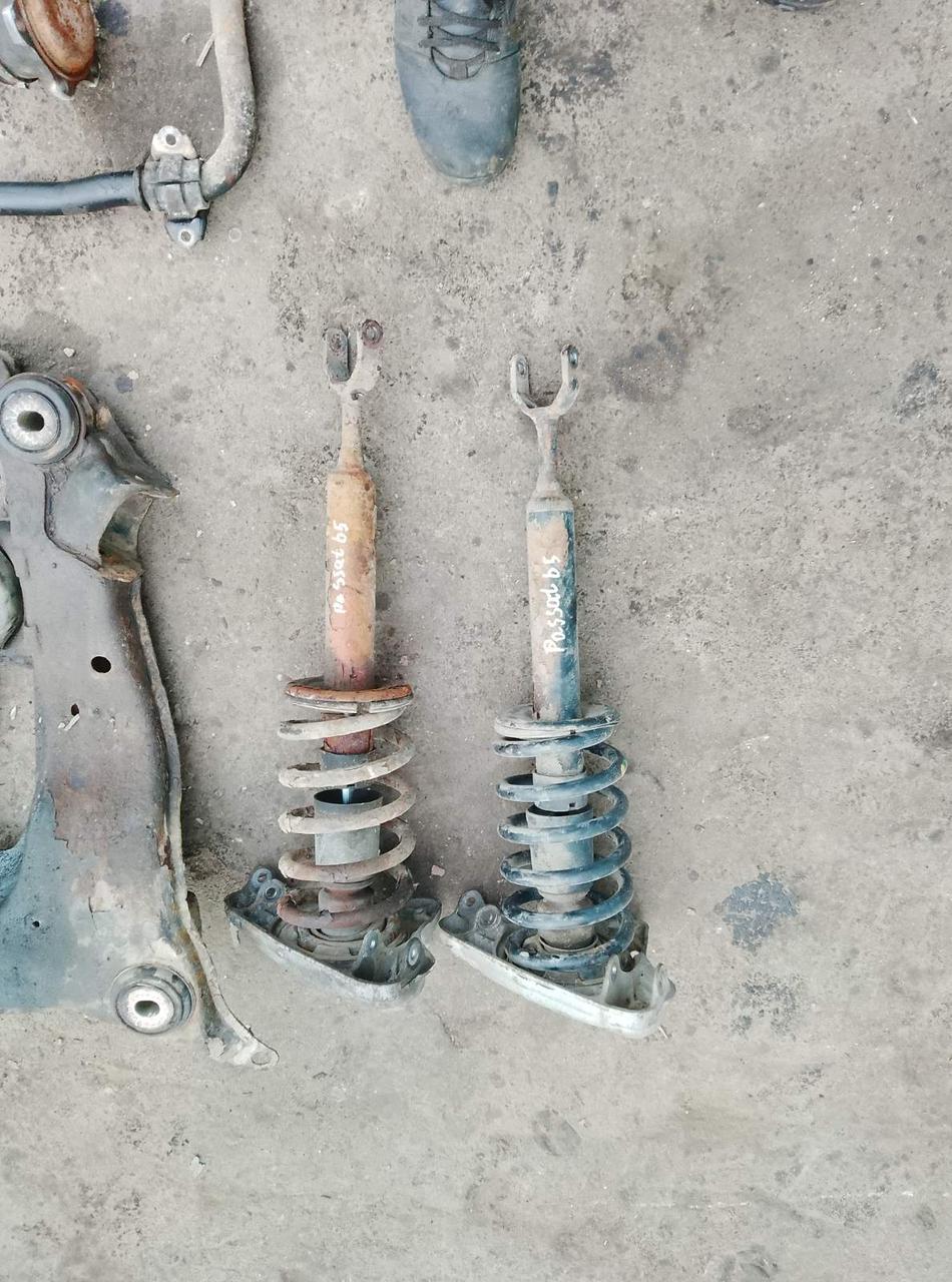 Вітаю зацікавлених на авто розборці Чемпіон !!!<br />
 Предметом оголошення є&nbsp;Пружина Передня Passat B5 8D0411105AS 8D0411105AP<br />
 Ціна вказана за одну ПРУЖИНУ!<br />
 Комплек ( аморт+пружина+опорний) - 750грн<br />
 Фактичний стан на фото. Гарантія 14 днів на встановлення та перевірку<br />
 Висилаємо по всій Україні по передоплаті на транспортні витрати!<br />
 Наявність та асортимент на складі постійно змінюються.<br />
 Точні деталі уточняйте по телефону +380973363743 — фото 5