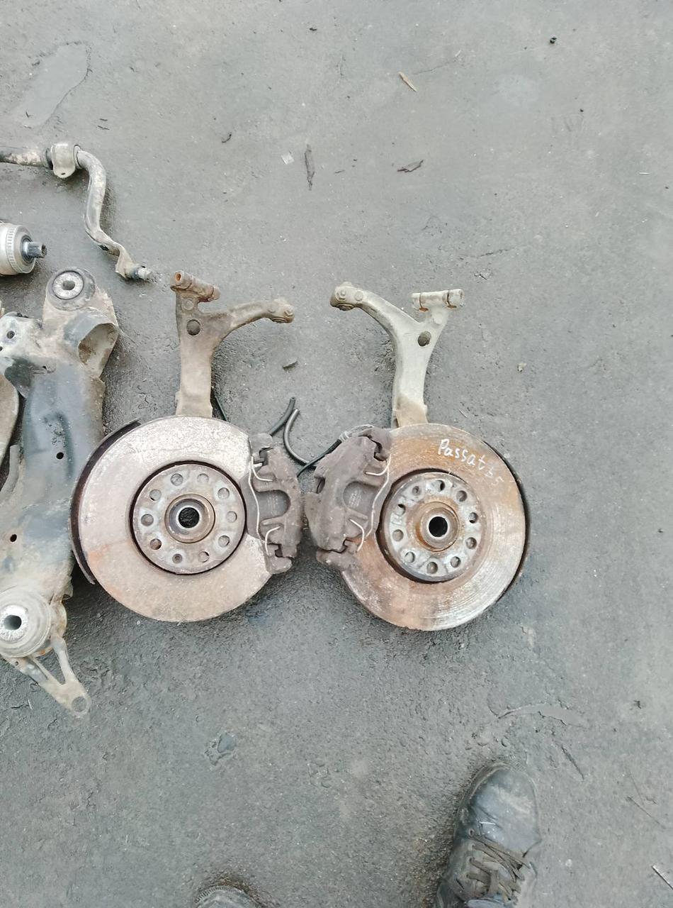 Вітаю зацікавлених на авто розборці Чемпіон !!!<br />
 Предметом оголошення є&nbsp;Поворотний Кулак Passat B5 Лівий Правий Цапфа<br />
 Ціна вказана за 1шт за Голу Цапфу!<br />
 Фактичний стан на фото. Гарантія 14 днів на встановлення та перевірку<br />
 Висилаємо по всій Україні по передоплаті на транспортні витрати!<br />
 Наявність та асортимент на складі постійно змінюються.<br />
 Точні деталі уточняйте по телефону +380973363743 — фото 6