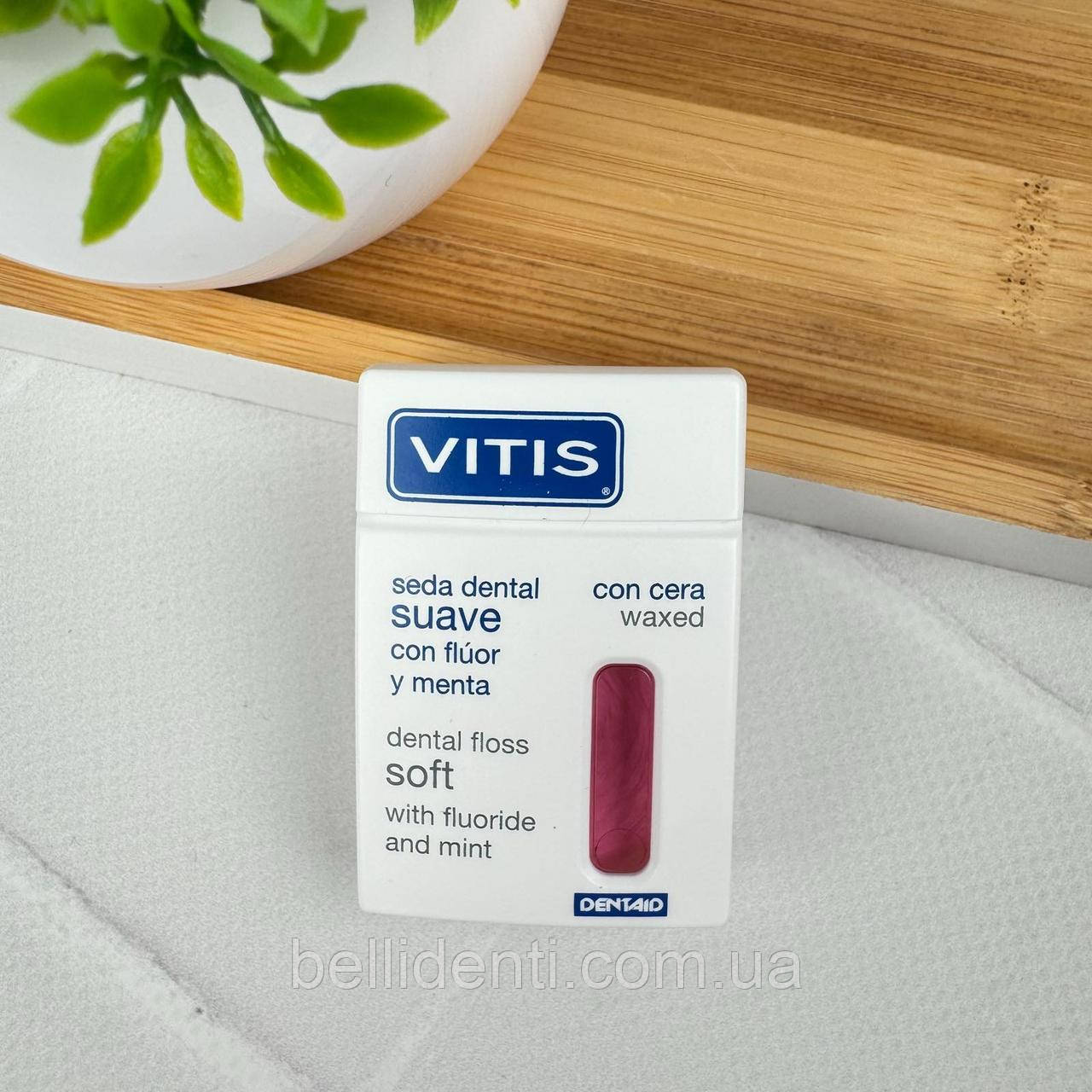 Зубна нитка VITIS вощена з фтором і м’ятою, розпушуюча (рожева), 50 м – прозора упаковка, ефективне очищення міжзубних проміжків