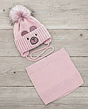 Дитячий набір пудровий для дівчинки 1 2 3 роки: тепла зимова шапка на флісі з помпоном та шарф-хомут снуд пудра, фото 2