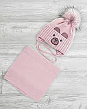 Дитячий набір пудровий для дівчинки 1 2 3 роки: тепла зимова шапка на флісі з помпоном та шарф-хомут снуд пудра, фото 9