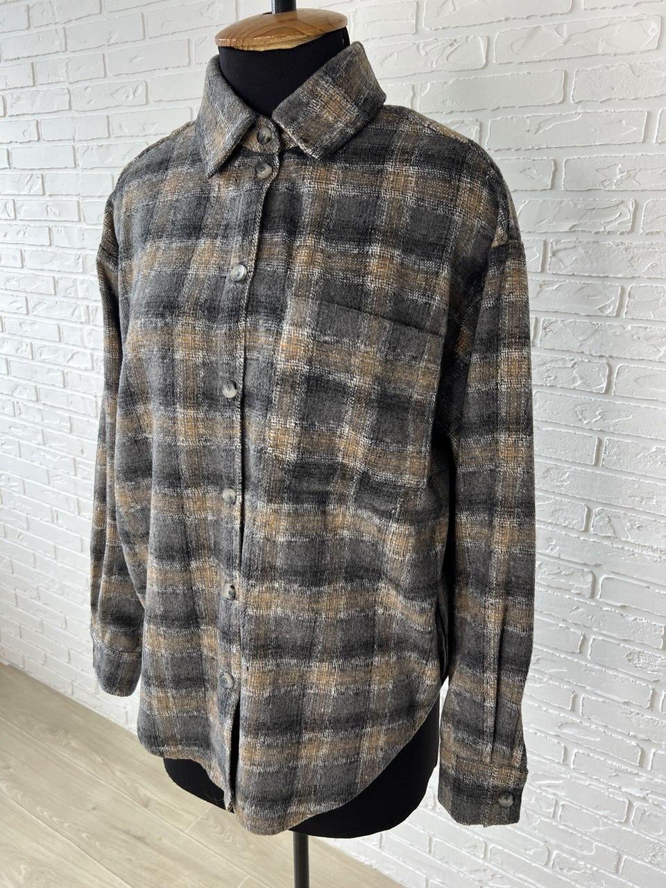 Жіноча тепла сіра вовняна сорочка оверсайз в клітинку з довгим рукавом, фото 1