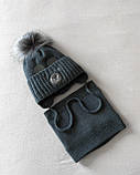 Дитячий зимовий набір для хлопчика 1 2 3 роки: тепла шапка на флісі з помпоном + в'язаний снуд - хомут графіт, фото 10