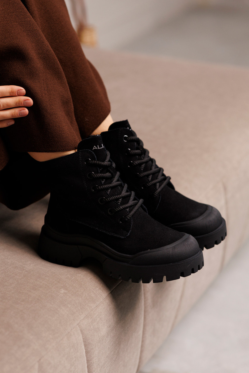 Утеплені жіночі зимові черевики з натуральної замші на товстій підошві