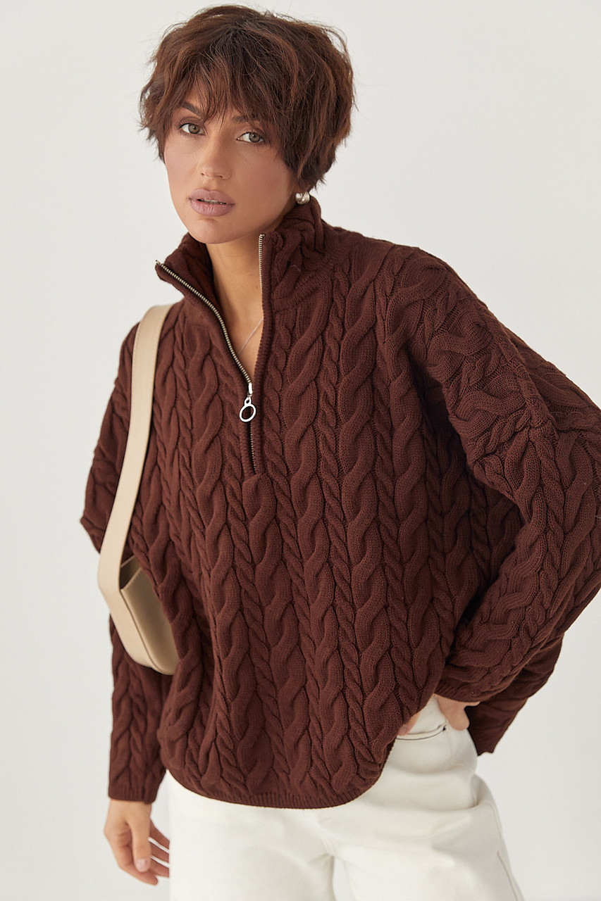 Жіночий светр із візерунком косичок коричневий