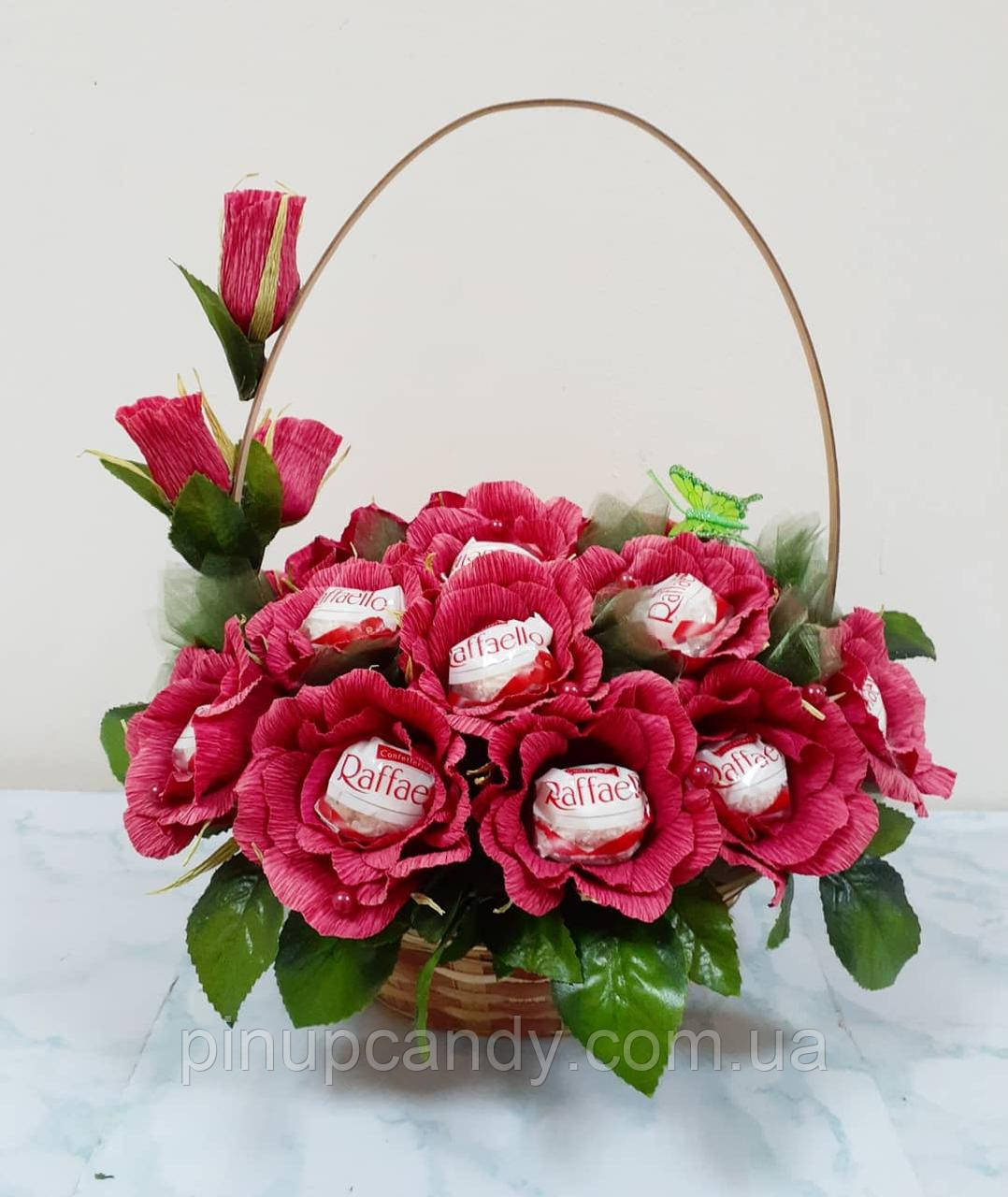 Букет з цукерок у кошику троянди з Рафаелло Raffaello (15 шт) червоний, фото 1