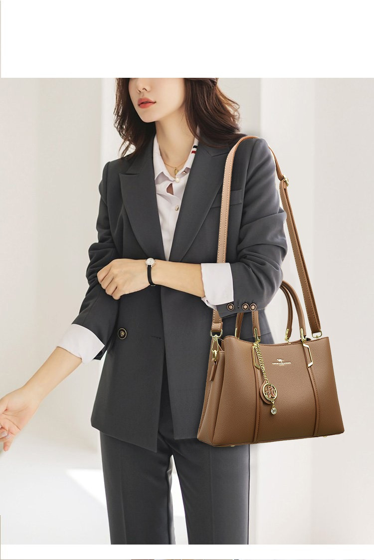 Жіноча сумочка з натуральної шкіри з брелком  кішки колір какао, фото 1