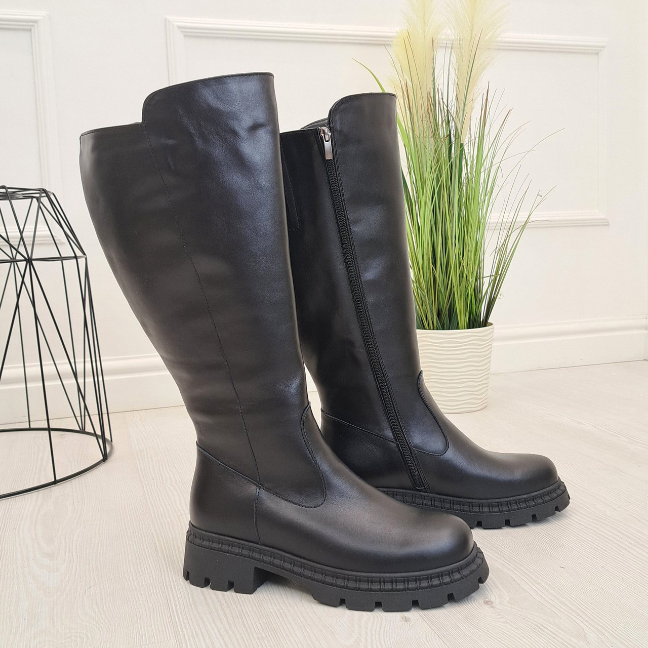 Чоботи жіночі шкіряні на потовщеній підошві. Колір чорний. Батал, фото 1