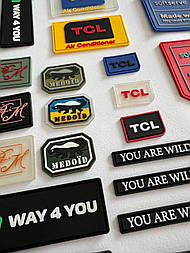 Виробництво ПВХ етикеток гуртом в Україні, лейбли на одяг із вашим логотипом