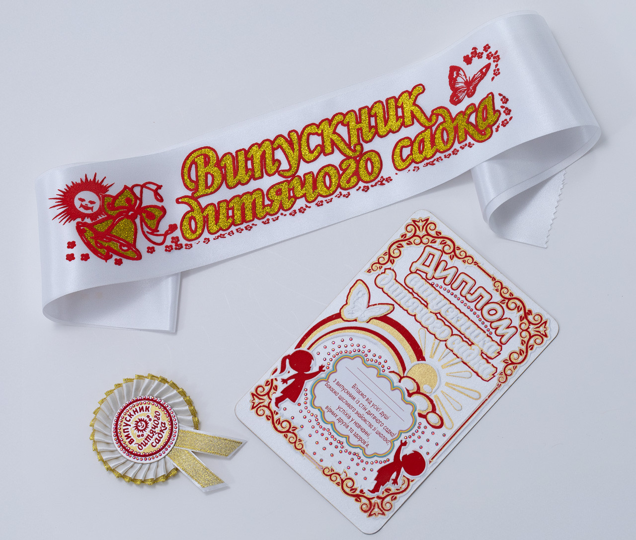 Білі випускні стрічки з червоним рельєфним зображенням для дитячого садка