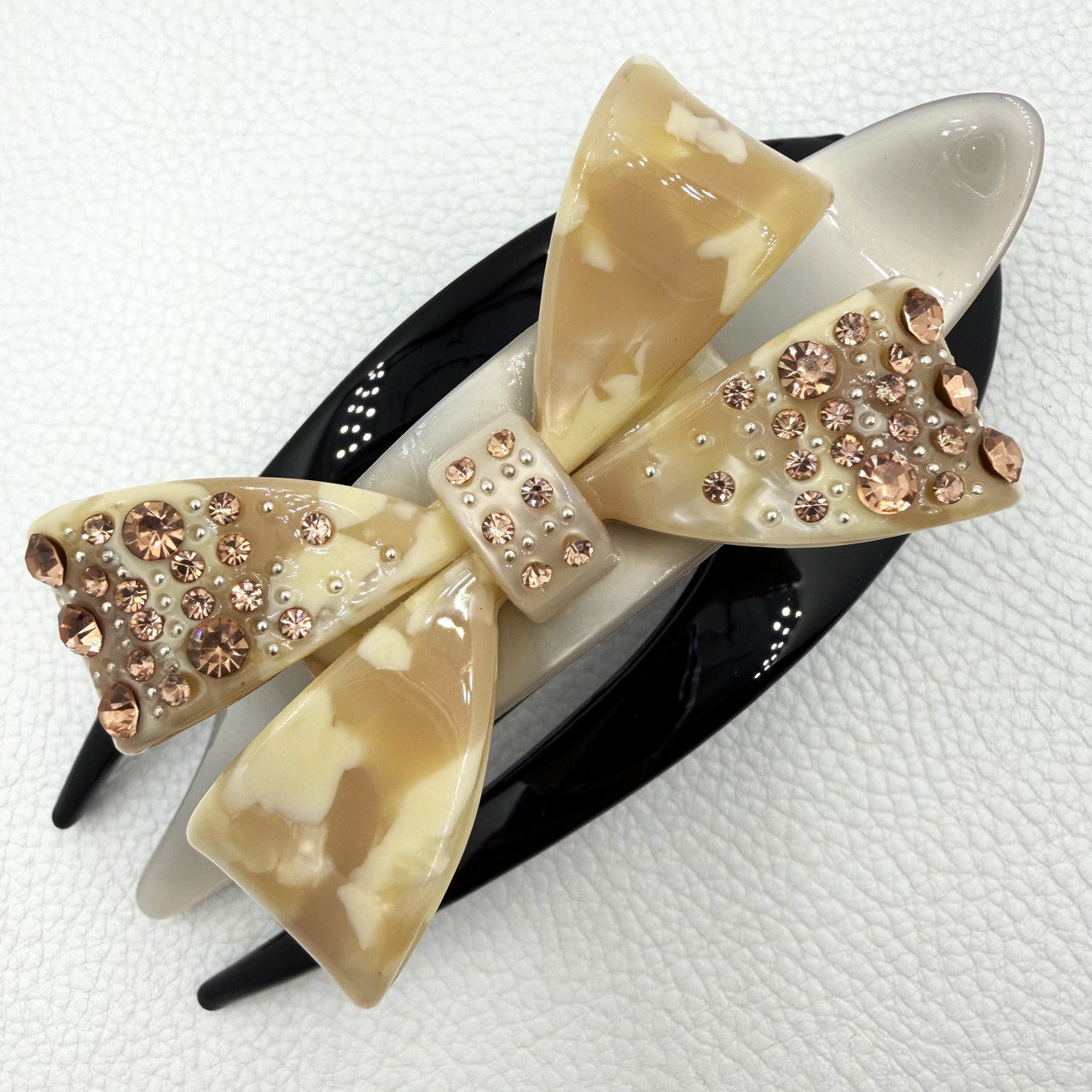 Заколка краб для волос французский пластик бантик кремового цвета с переливающимися стразами длина 12.5 см высота 5 см