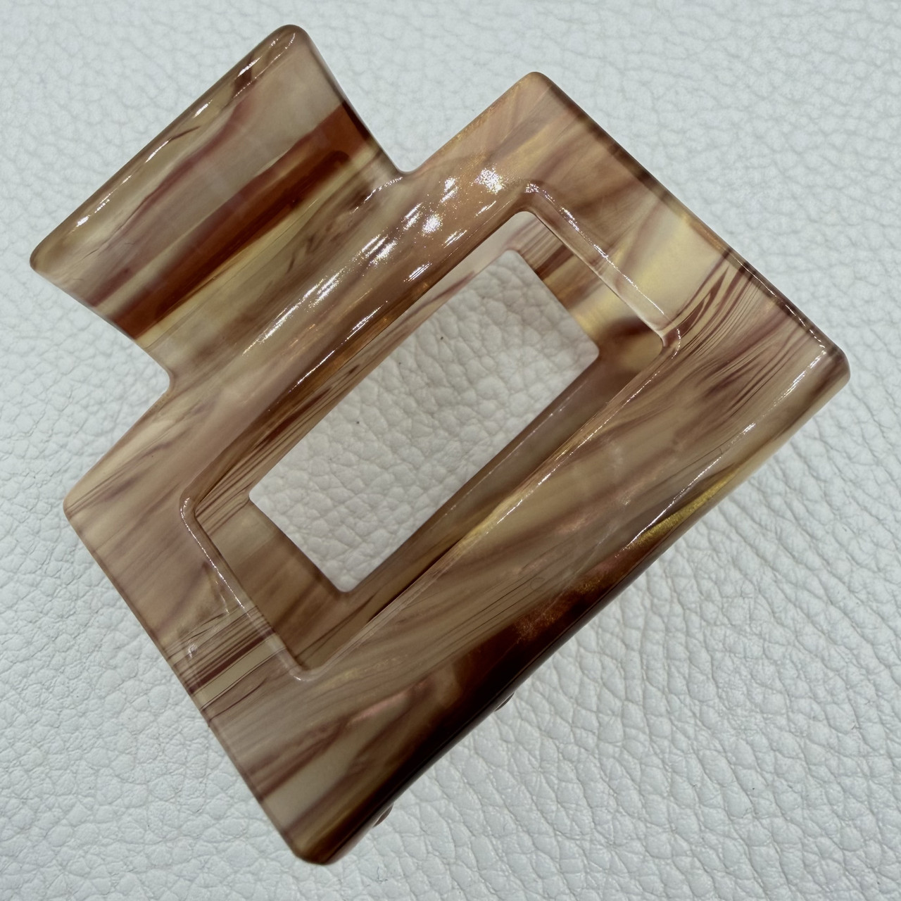 Краб для волос глянцевый акриловый карамельного цвета с узорами  длина 4.5 см ширина 5.5 см