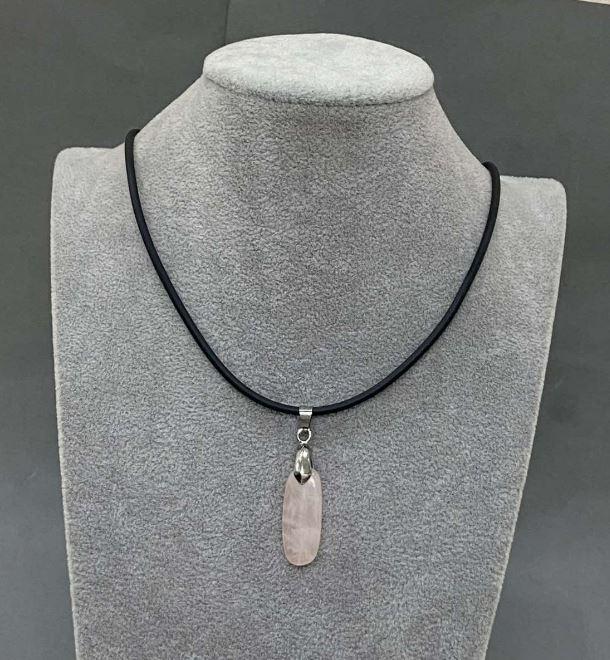 Кулон Рожевий кварц 27х11мм+- на каучуковому шнурку L-60см +5см подовжуючий ланцюжок, фото 1