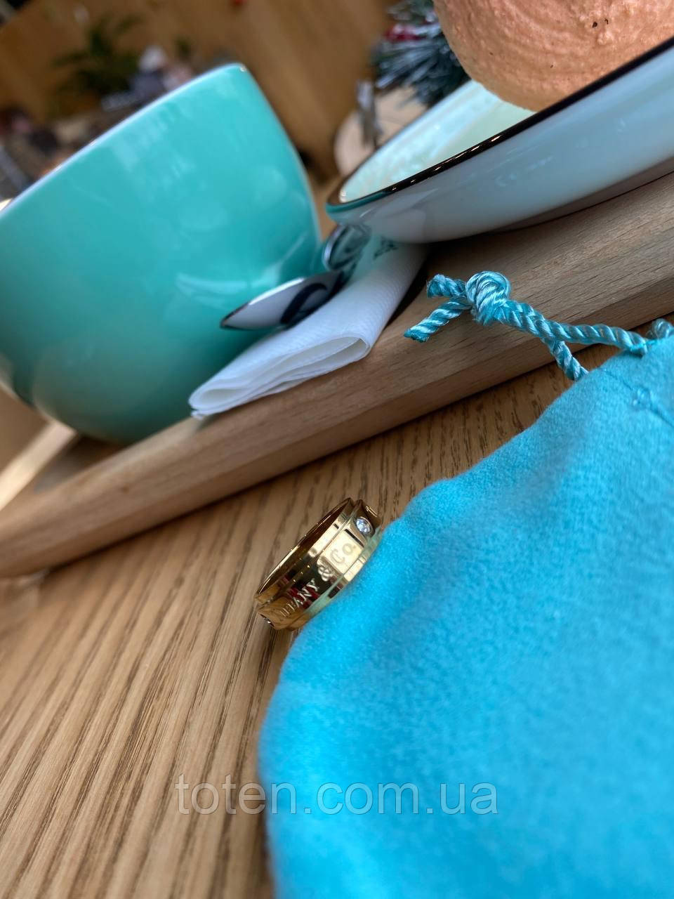 Кільце тіффані з написом і камінням у золотистому кольорі, обручачка топ, фото 1