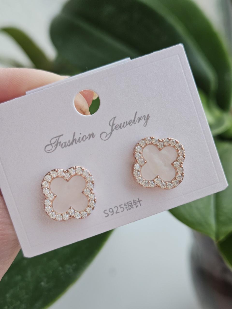 Сережки  з білими клеверами з камынчиками позолота медзолото, фото 1