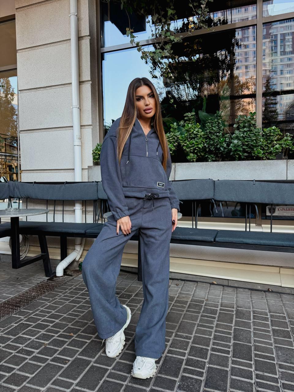 Теплий графітовий жіночий оверсайз костюм з мікровельвету на флісі (Кофта на блискавці + Широкі штани), фото 1