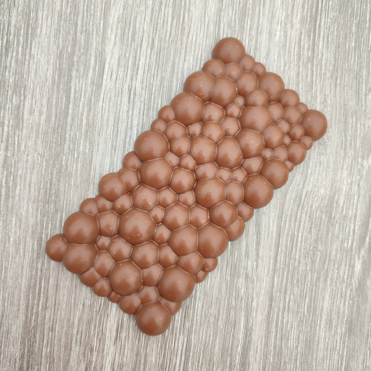 Молочний шоколад 33,6% з подрібненими хрусткими банановими чіпсами 90 грамів (крафтове виробництво), фото 1