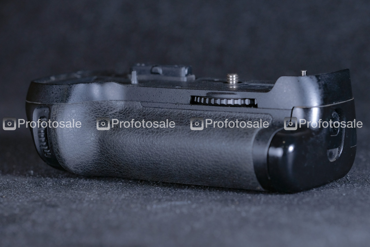 Батарейний блок Nikon MB-D12, фото 1